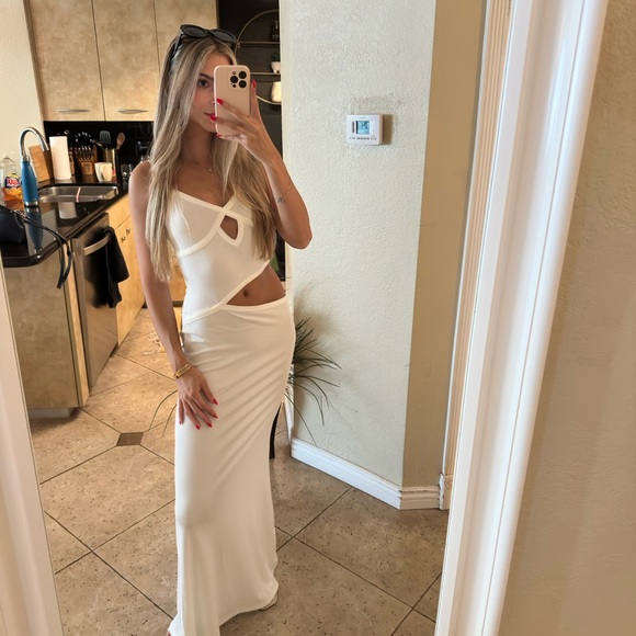 Elegant White Cutout Maxi Dress - Picture 1 of 2